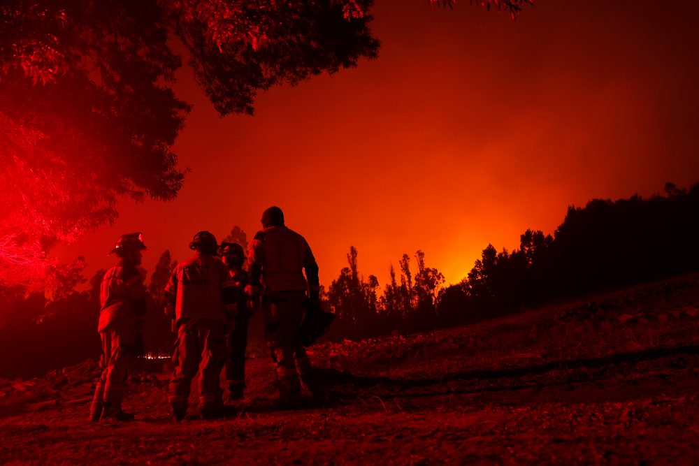 Feuerwehrleute bekämpfen einen Waldbrand in Puren in der Region Araukanien (Bild: Javier Torres/AFP)