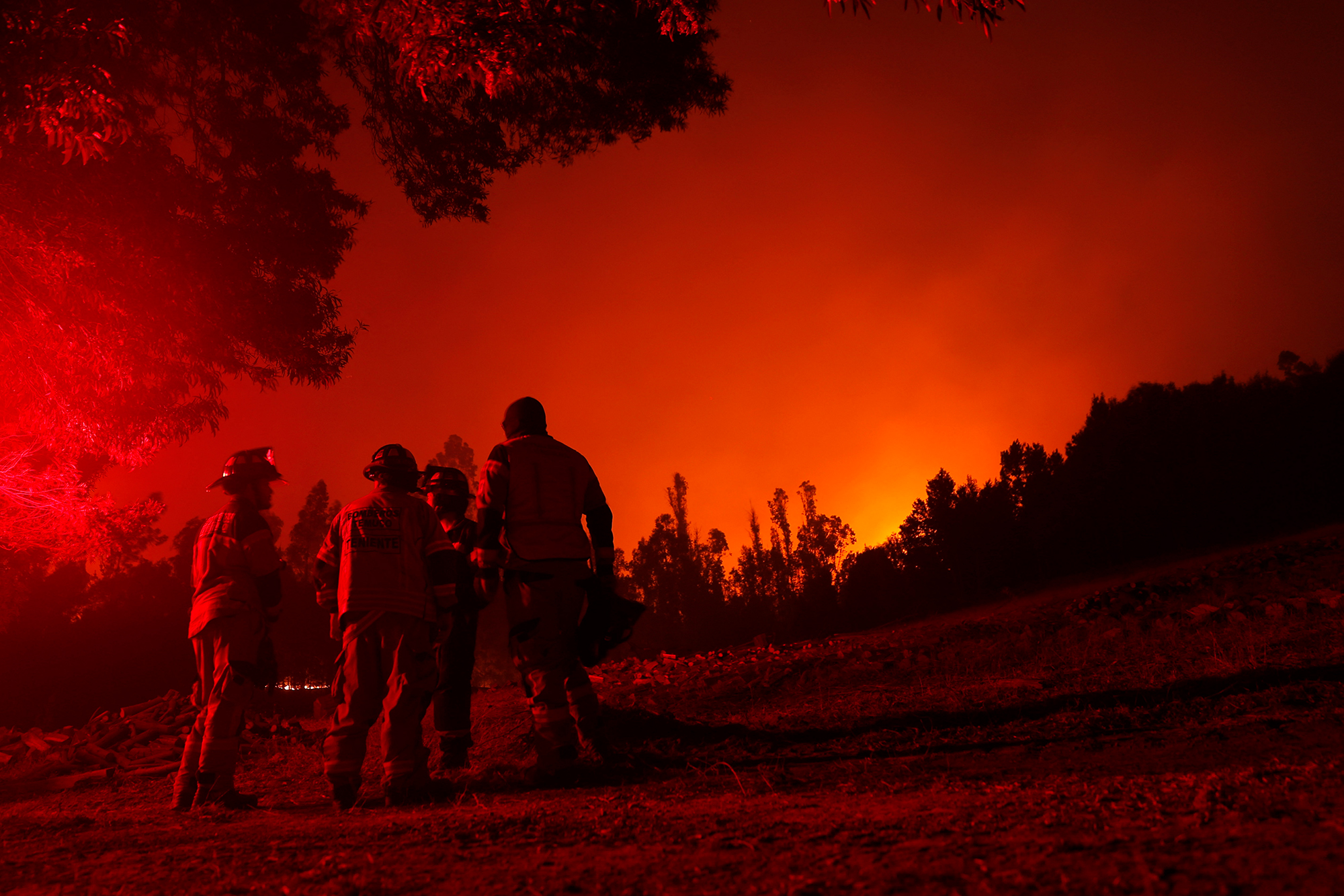 Feuerwehrleute bekämpfen einen Waldbrand in Puren in der Region Araukanien (Bild: Javier Torres/AFP)