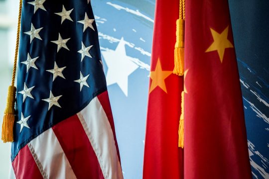 Die Nationalflaggen der USA und Chinas
