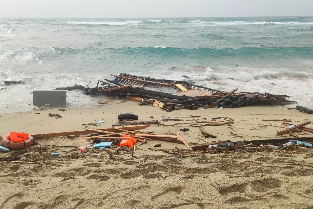 Trümmer des Schiffswracks, das in Steccato di Cutro, südlich von Crotone, an Land gespült wurde (Bild: Stringer/Ansa/AFP)