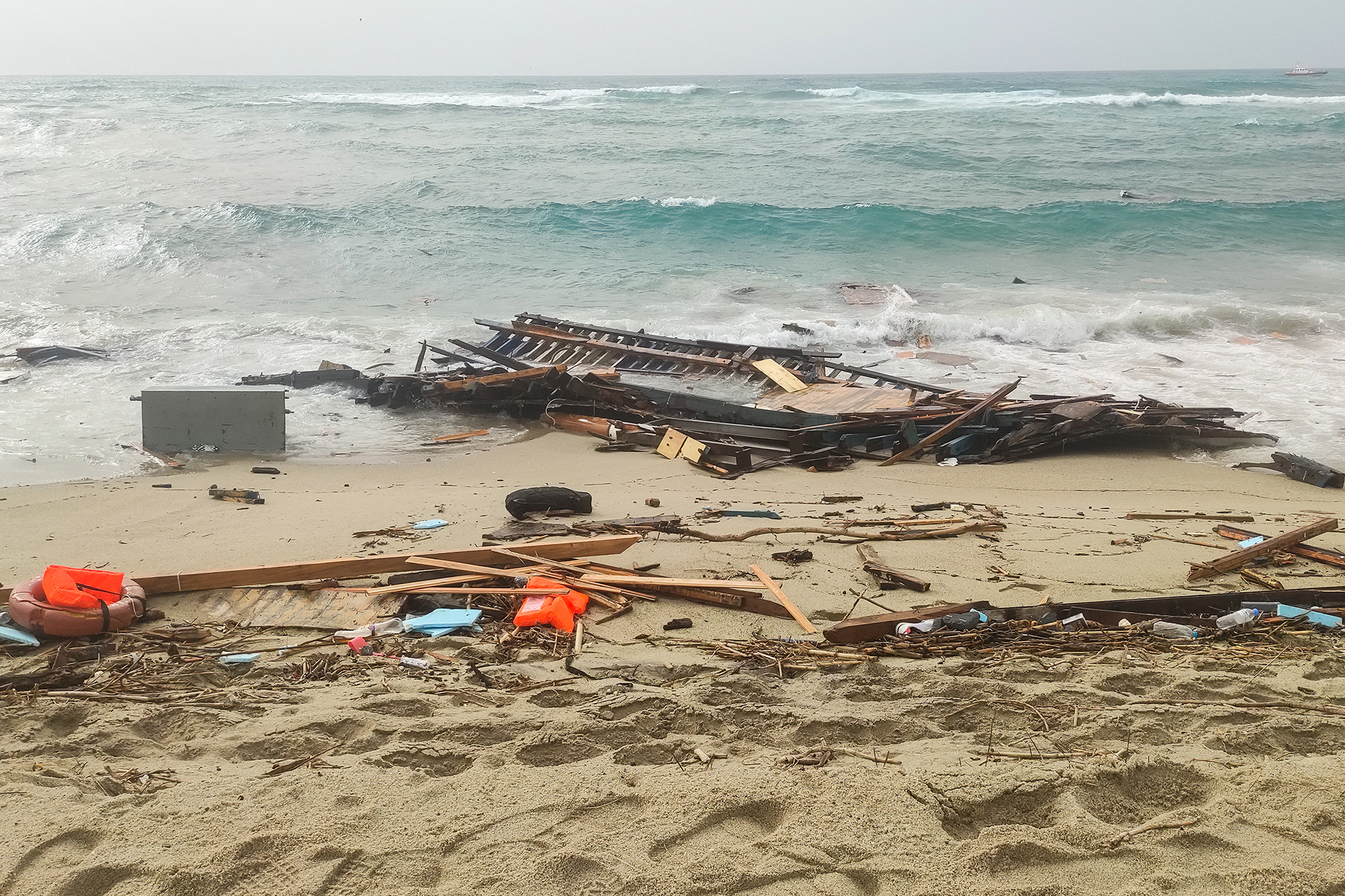 Trümmer des Schiffswracks, das in Steccato di Cutro, südlich von Crotone, an Land gespült wurde (Bild: Stringer/Ansa/AFP)