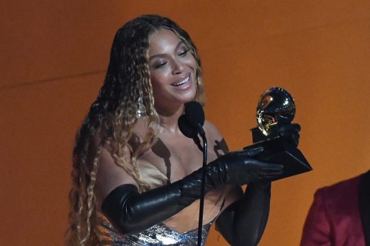 US-Musikerin Beyonce nimmt den Preis für das beste Dance/Electronic Music Album für "Renaissance" während der 65. Verleihung der Grammy Awards in in Los Angeles entgegen (Bild: Valerie Macon/AFP)