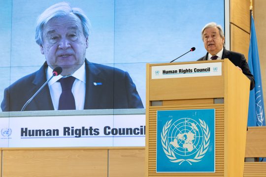 UN-Generalsekretär Antonio Guterres hält eine Rede zur Eröffnung der 52. Sitzung des Menschenrechtsrates der Vereinten Nationen im schweizerischen Genf (Bild: Benoit Doppagne/Belga)