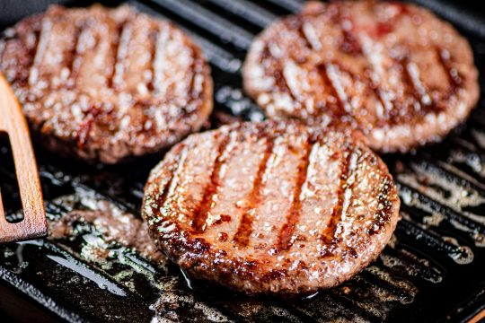 Hamburger brät in der Pfanne (Bild: © OlesySH/PantherMedia)