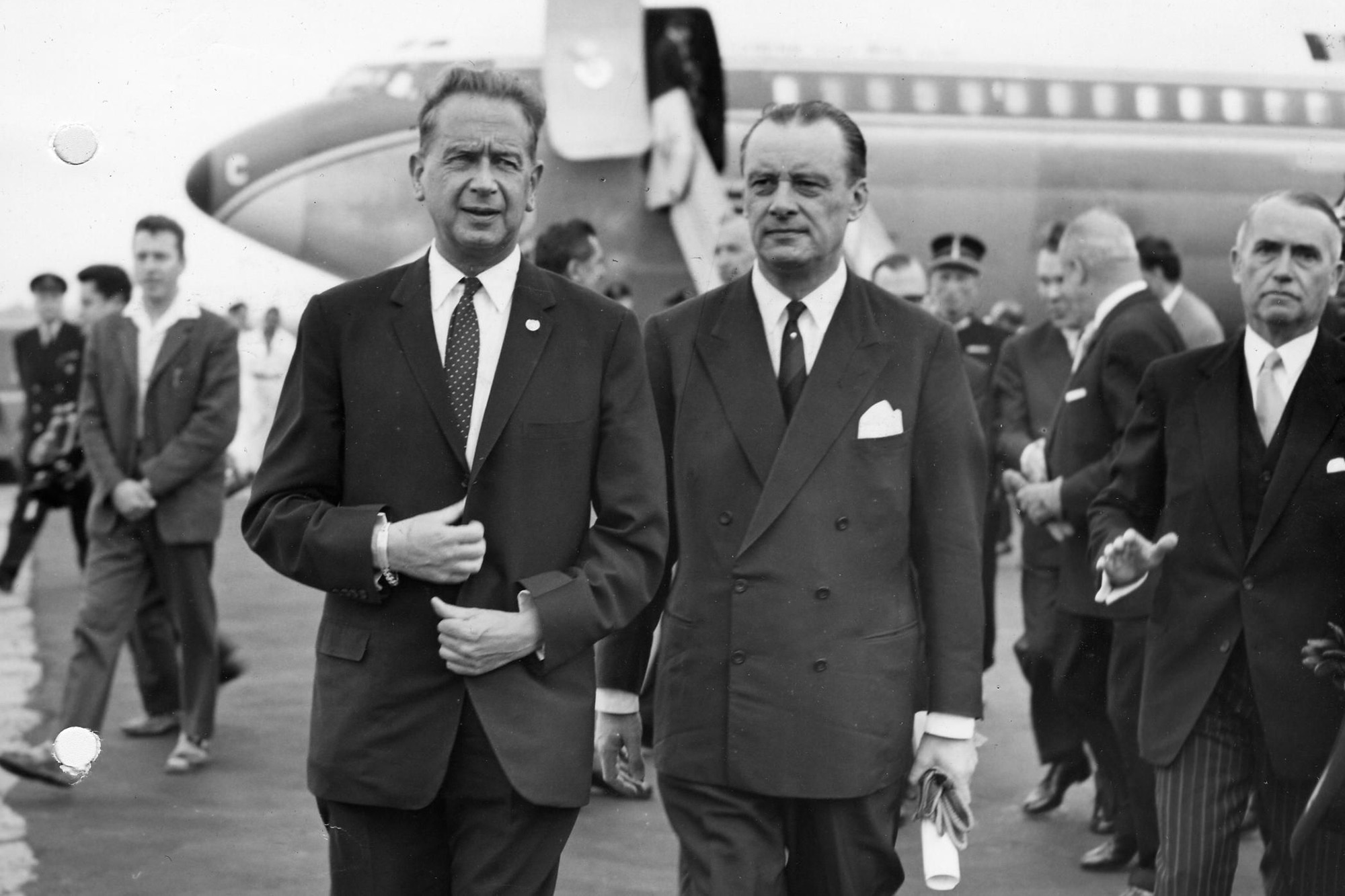 Dag Hammarskjöld mit Außenminister Pierre Wigny auf dem Brüsseler Flughafen im Juli 1960 (Bild: Belga-Archiv)