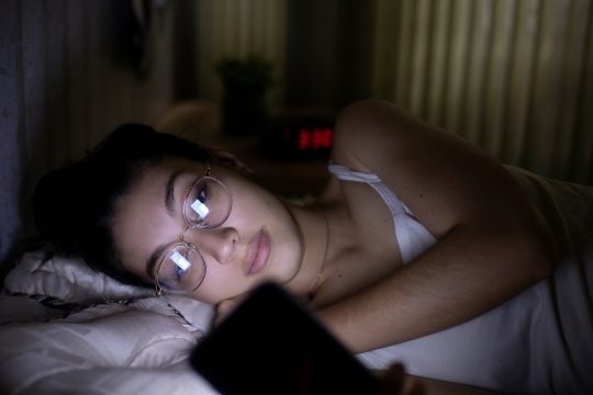 Junge Frau schaut aufs Handy (Illustrationsbild: © Leonardo0763/PantherMedia)