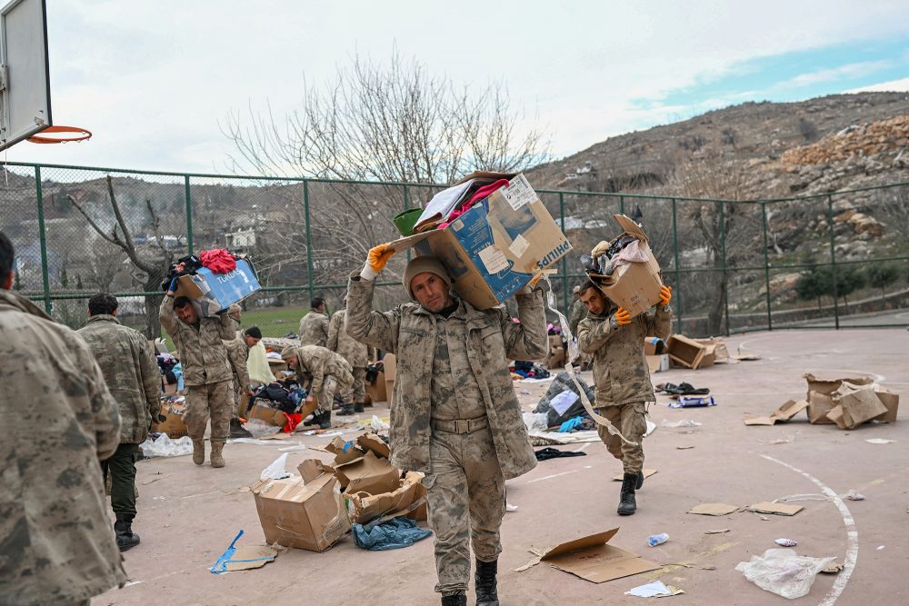 Hilfskräfte im türkischen Dorf Yaylakonak am 19. Februar (Bild: Bulent Kilic/AFP)