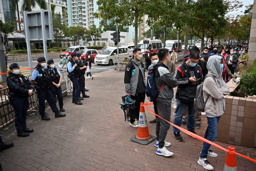 Schlange vor dem Hongkonger Gerichtsgebäude, in dem der Prozess gegen 47 der prominentesten pro-demokratischen Persönlichkeiten Hongkongs beginnt (Bild: Peter Parks/AFP)