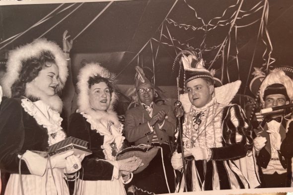 Bäby 1955 als Pagin (Bild: Raffaela Schaus/BRF)