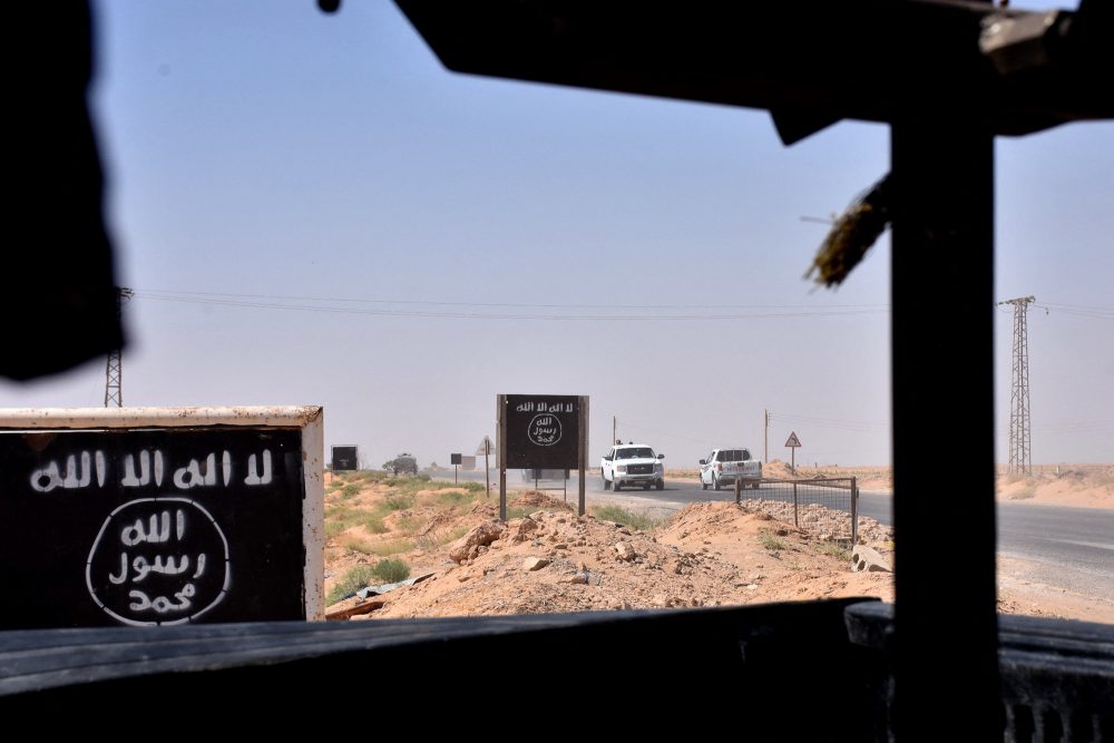 Tafeln mit dem Logo des Islamischen Staates in Al-Maliha im Süden Syriens (Illustrationsbild: George Ourfalian/AFP)