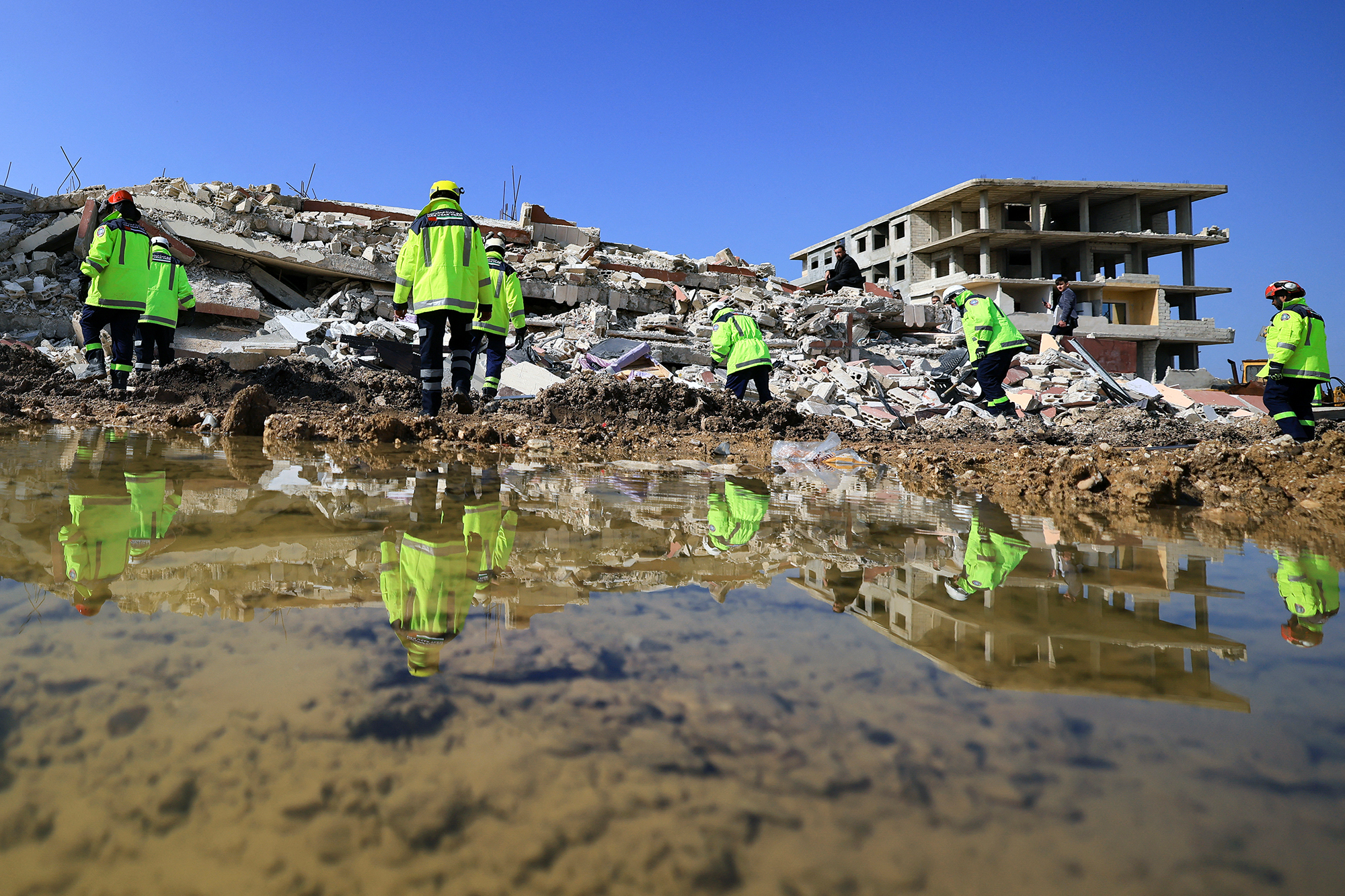 Retter suchen in Jableh nach Erdbeben-Opfern (Bild: Karim Sahib/AFP)