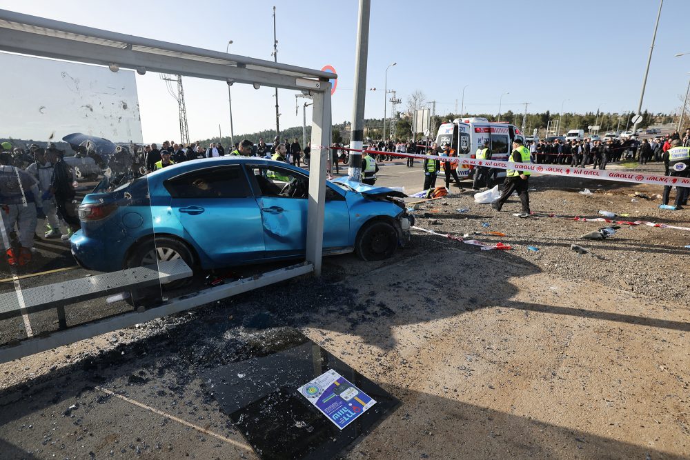 Auto fährt in Jerusalem in Menschenmenge