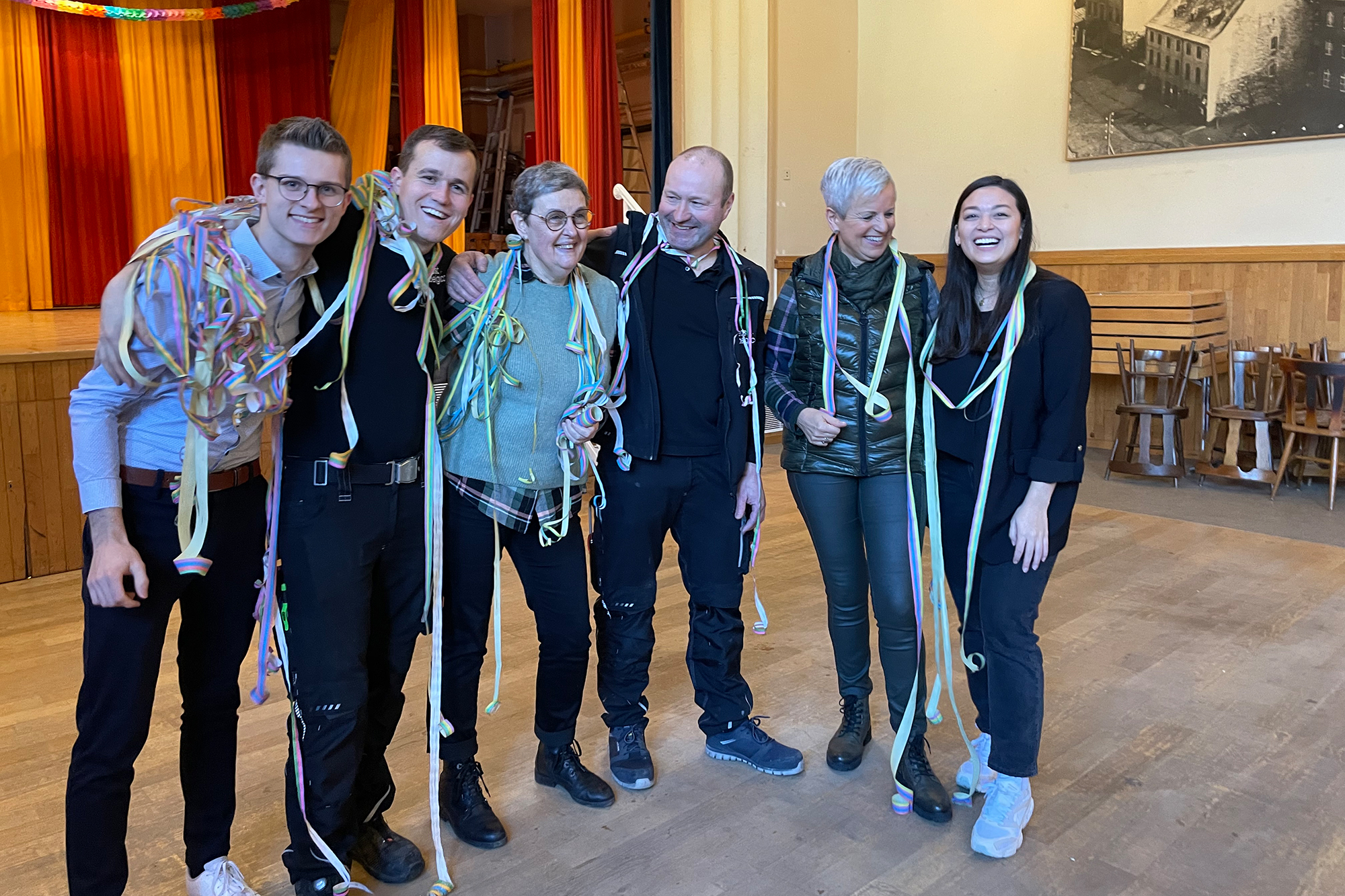 Andrée Leffin, Präsidentin des Eupener Altweiberkomitees (2. v.r.), und das Eastbelgica-Team freuen sich auf die Karnevalsfeiern im Kolpinghaus (Bild: Raffaela Schaus/BRF)