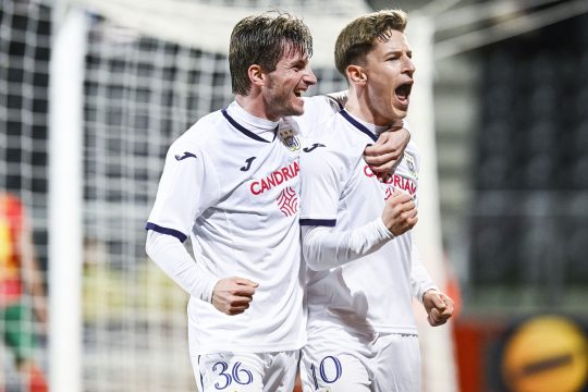 Anderlecht spielt in der ersten halben Stunde miserabel, doch plötzlich liegen die Gäste vorne. Murillo köpft den Ball nach einem Eckstoß ein.
