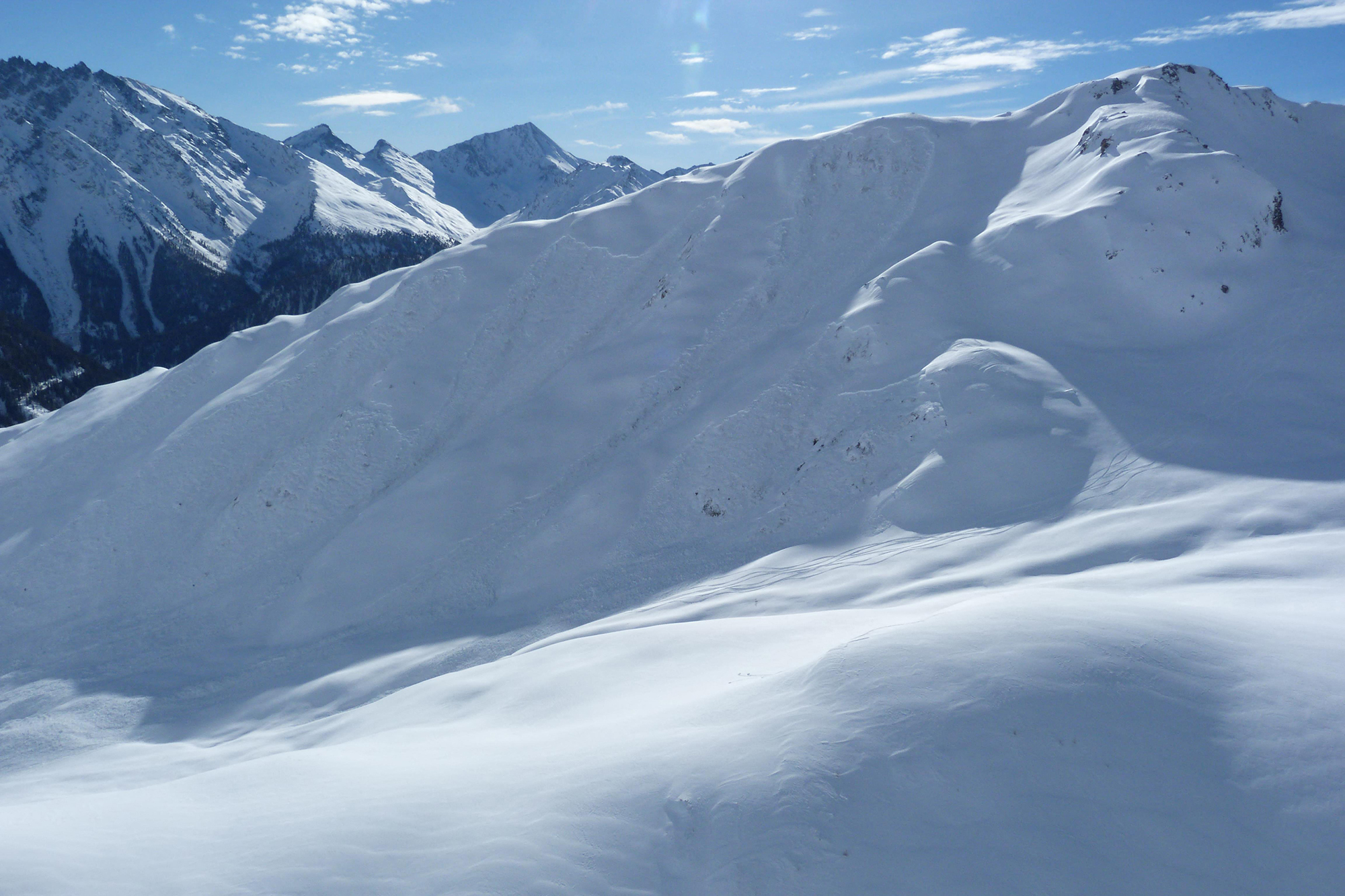 Blick auf den Lawinenkegel nach einem Lawinenabgang in Tirol (Archivbild: Handout/Polizei Tirol/APA/AFP)