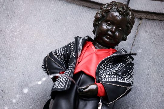 Manneken Pis im Dezember 2022 als Johnny Hallyday (Bild: Kenzo Tribouillard/AFP)