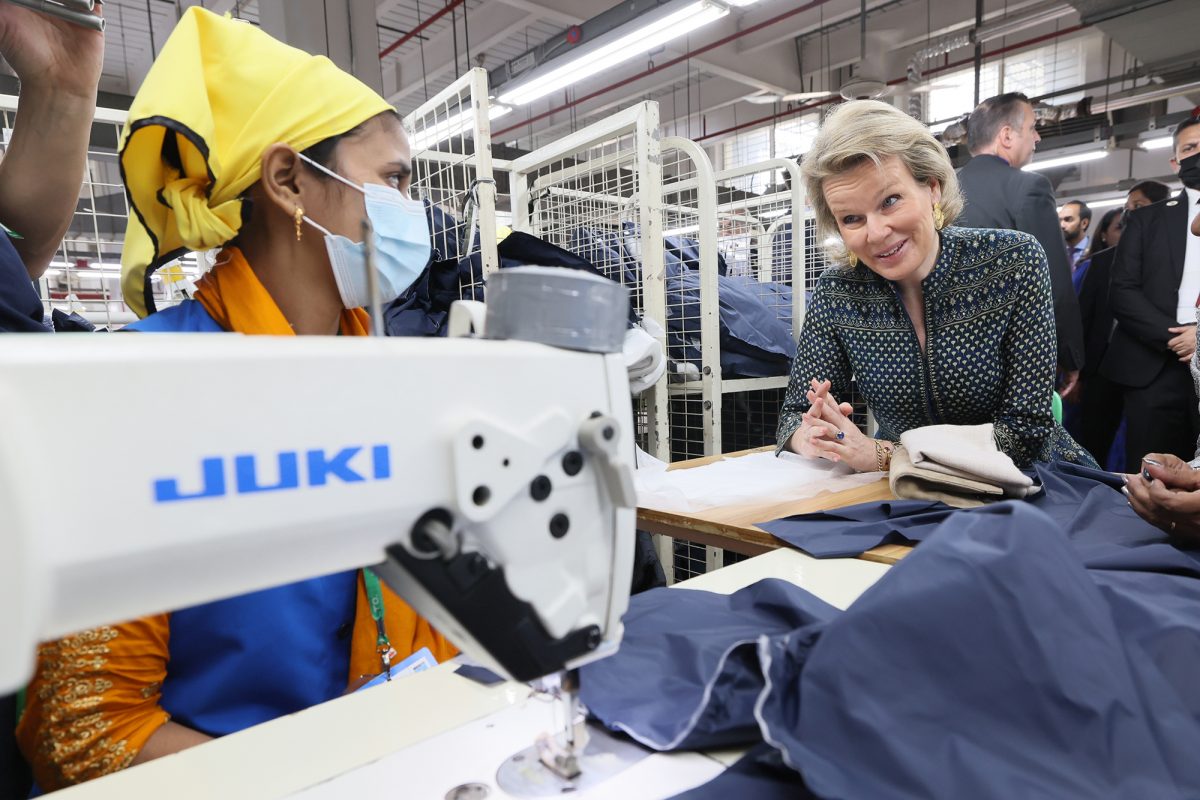 Königin Mathilde spricht mit einer Mitarbeiterin während eines Besuchs in der Bekleidungsfabrik "Fakir Apparels ltd" in Dhaka (Bild: Benoit Doppagne/Belga)