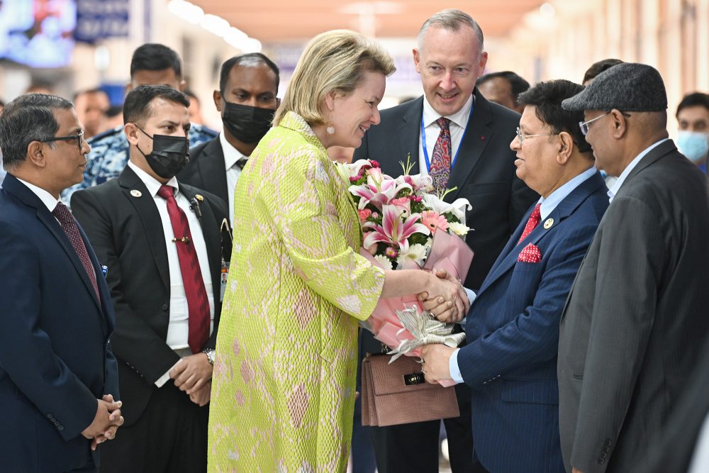 Königin Mathilde wird von Bangladeschs Außenminister Abdul Momen und dem belgischen Botschafter in Bangladesch, Didier Verhasselt, bei der Ankunft am Flughafen von Dhaka begrüßt (Bild: Frederic Andrieu/Pool/Belga)
