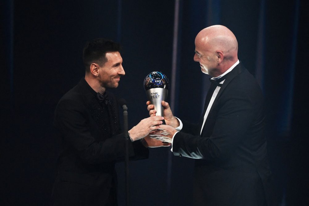 FIFA-Präsident Gianni Infantino überreicht Messi den FIFA-Award (Bild: Franck Fife/AFP)