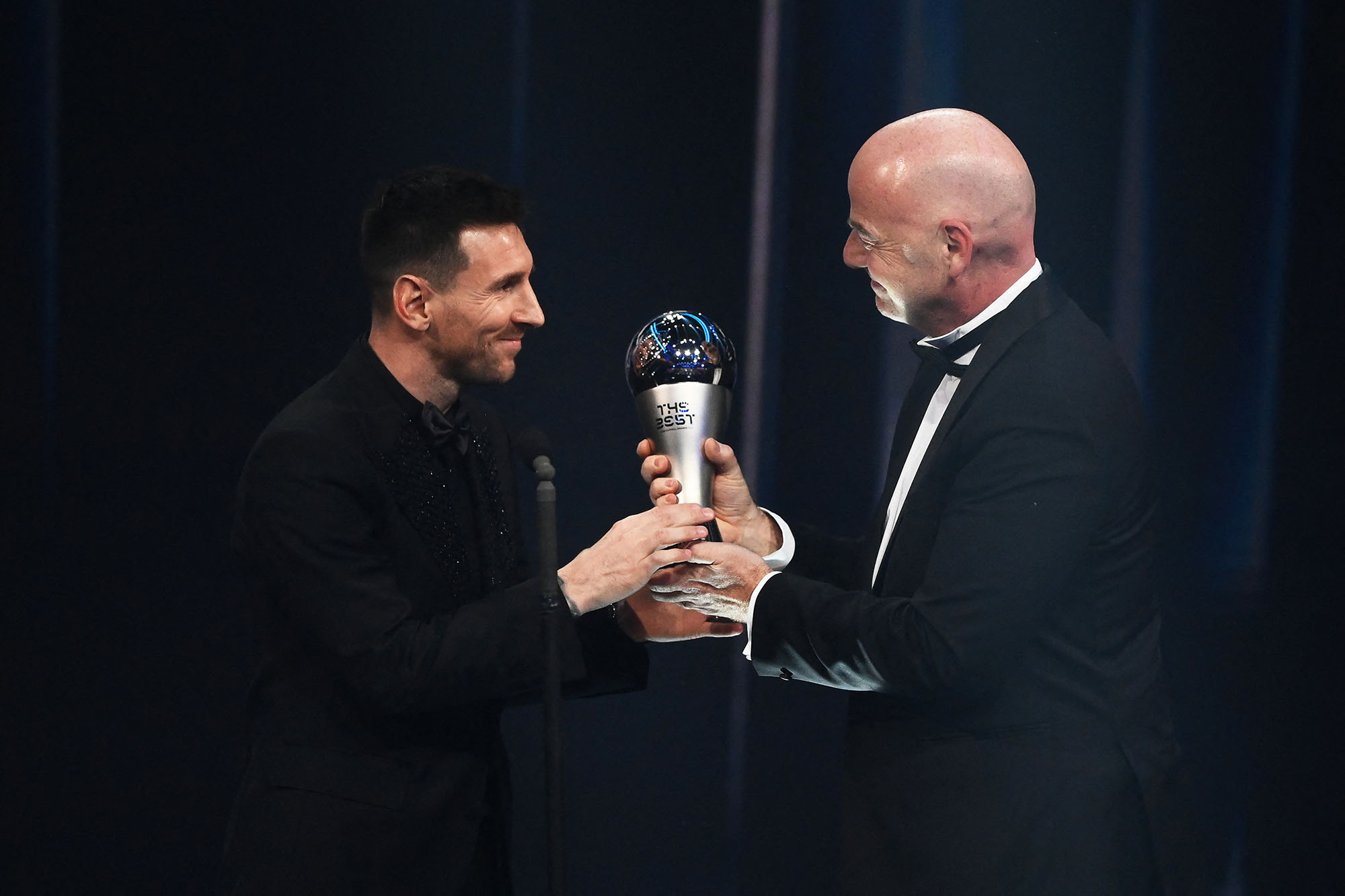 FIFA-Präsident Gianni Infantino überreicht Messi den FIFA-Award (Bild: Franck Fife/AFP)