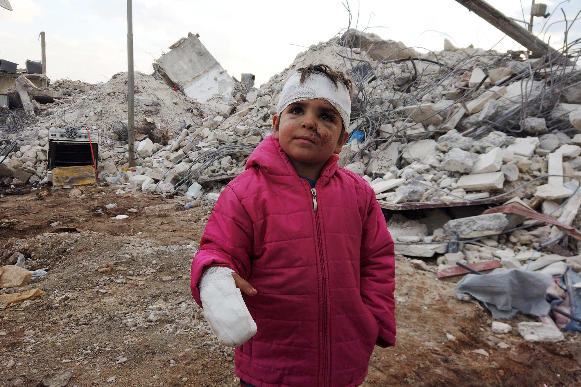 Musa Hmeidi (6) wurde in Jindayris in der Nähe von Aleppo lebend aus den Trümmern gezogen (Bild: Bakr Alkasem/AP)