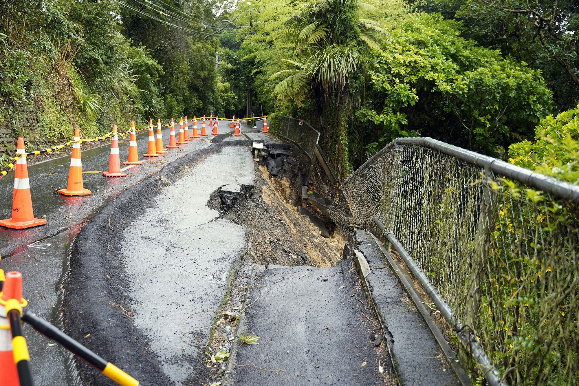 Straßenschäden nach Unwetter in Titirangi, einem Vorort von Auckland (Bild: Diego Opatowski/AFP)