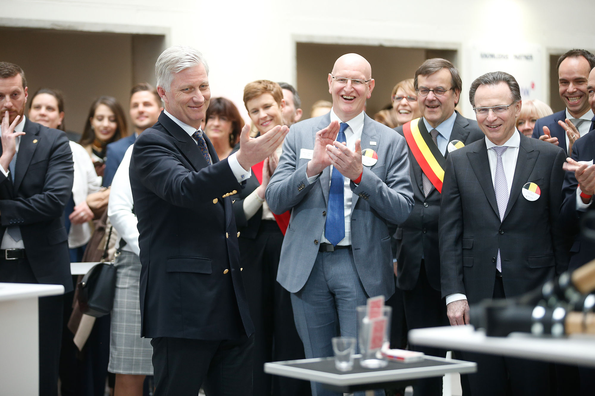 Wilfried Niessen (Mitte, grauer Anzug) bei einem Besuch von König Philippe im HEC (Bild: Bruno Fahy/Belga)