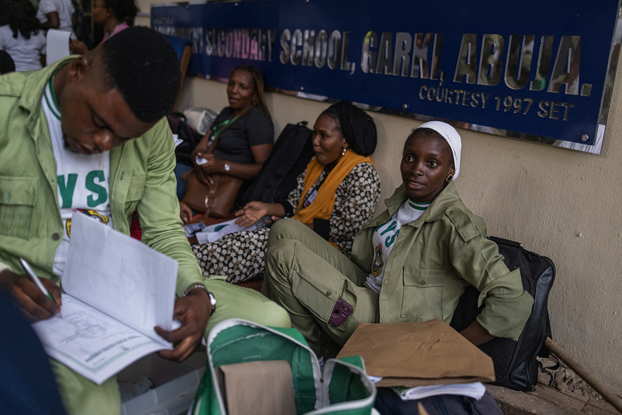Beamte der Unabhängigen Nationalen Wahlkommission (INEC) versammeln sich nach Schließung der Wahllokale in Abuja (Bild: Michele Spatari/AFP)