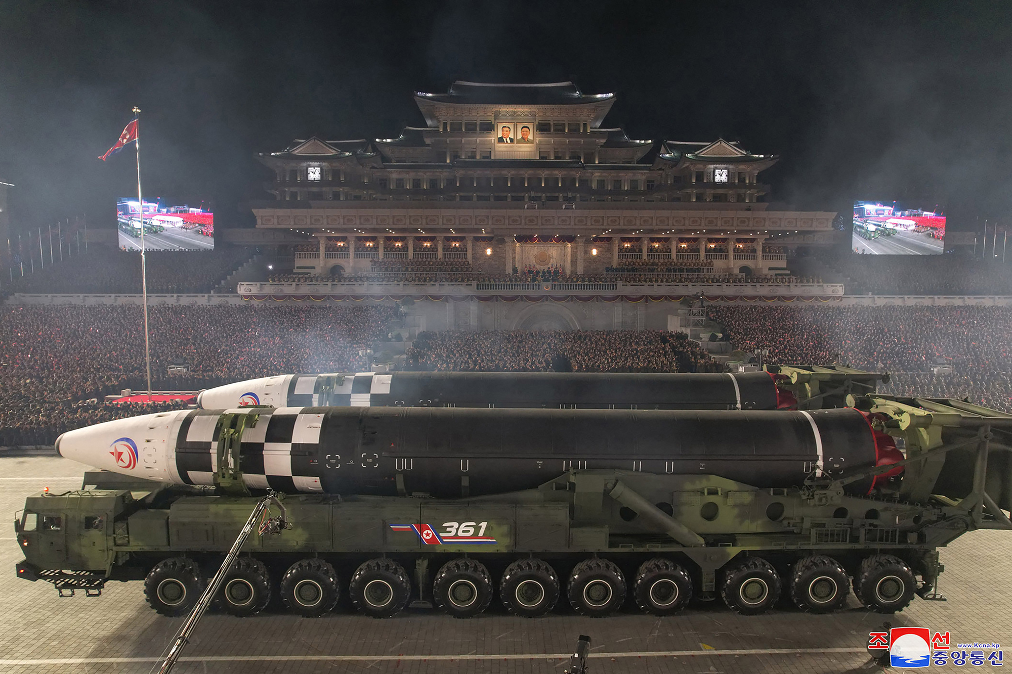 Ein von Nordkoreas offizieller Zentraler Nachrichtenagentur (KCNA) veröffentlichtes Bild zeigt die Militärparade zur Feier des 75. Jahrestags der Gründung der Koreanischen Volksarmee auf dem Kim-Il-Sung-Platz in Pjöngjang (Bild: AFP Photo/KCNA via KNS)