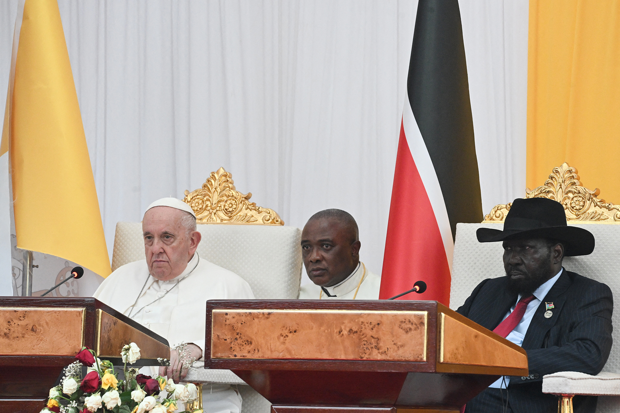 Papst Franziskus und der südsudanesische Präsident Salva Kiir (re.) bei ihrem Treffen im Garten des Präsidentenpalastes in Juba im Südsudan (Bild: Tiziana Fabi/AFP)
