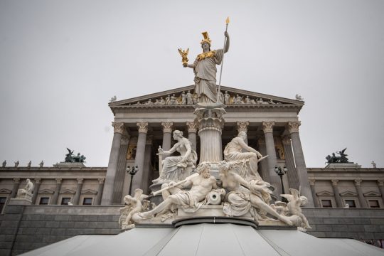 Der Pallas-Athene-Brunnen vor dem österreichischen Parlament in Wien (Illustrationsbild: Vladimir Simicek/AFP)