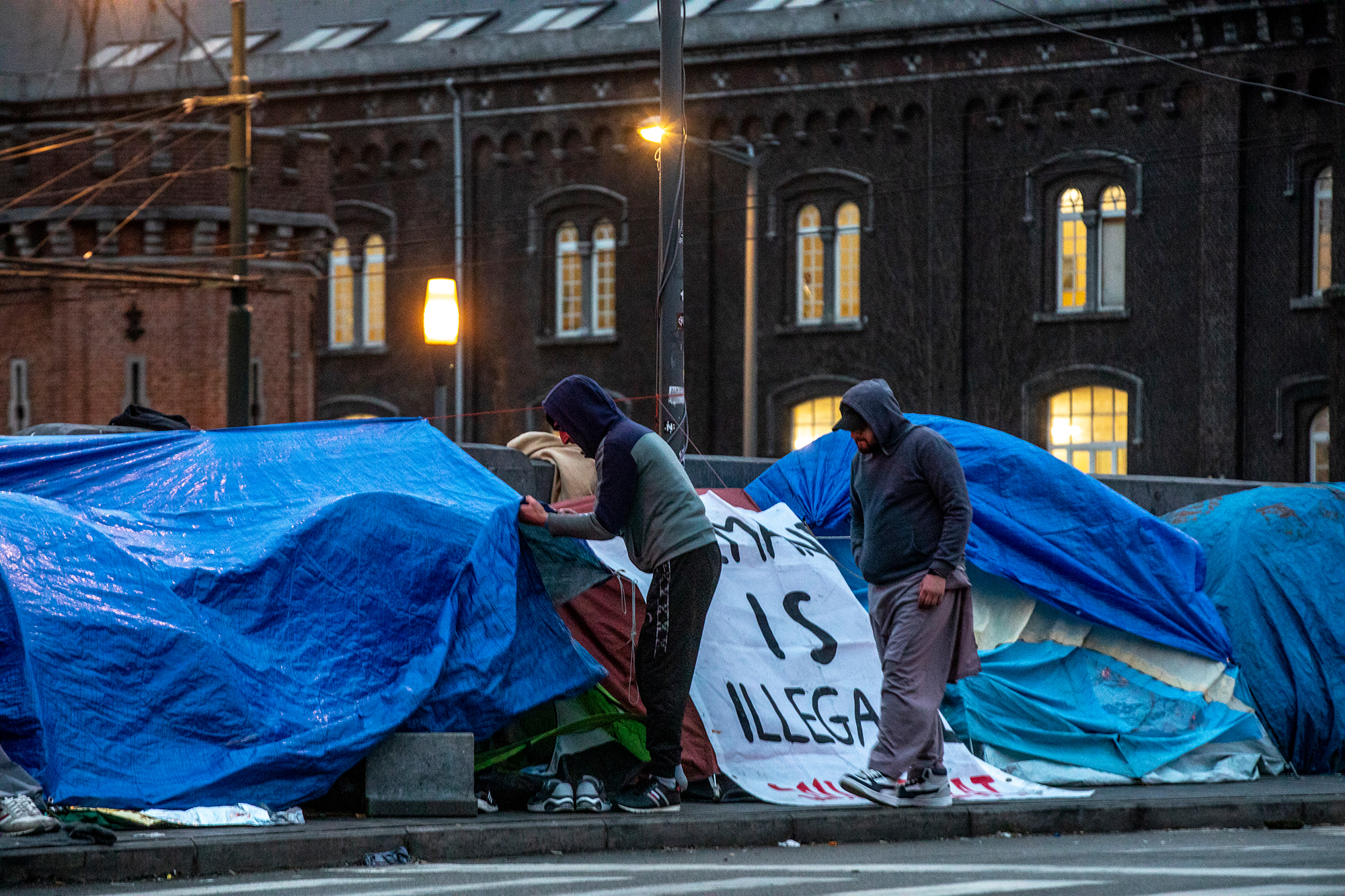 Flüchtlinge haben vor dem Petit Château in Brüssel Zelte aufgebaut