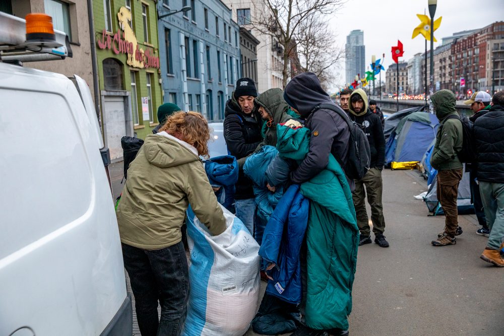 Zeltende Asylbewerber vor dem Anmeldezentrum Petit-Château in Brüssel