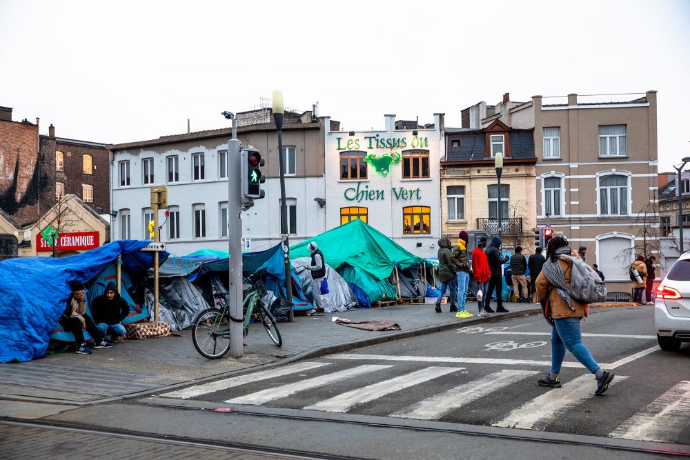 Das illegale Flüchtlingscamp aus Zelten und anderen improvisierten Unterkünften vor dem Asylzentrum Petit-Château (Bild: Hatim Kaghazt/Belga)