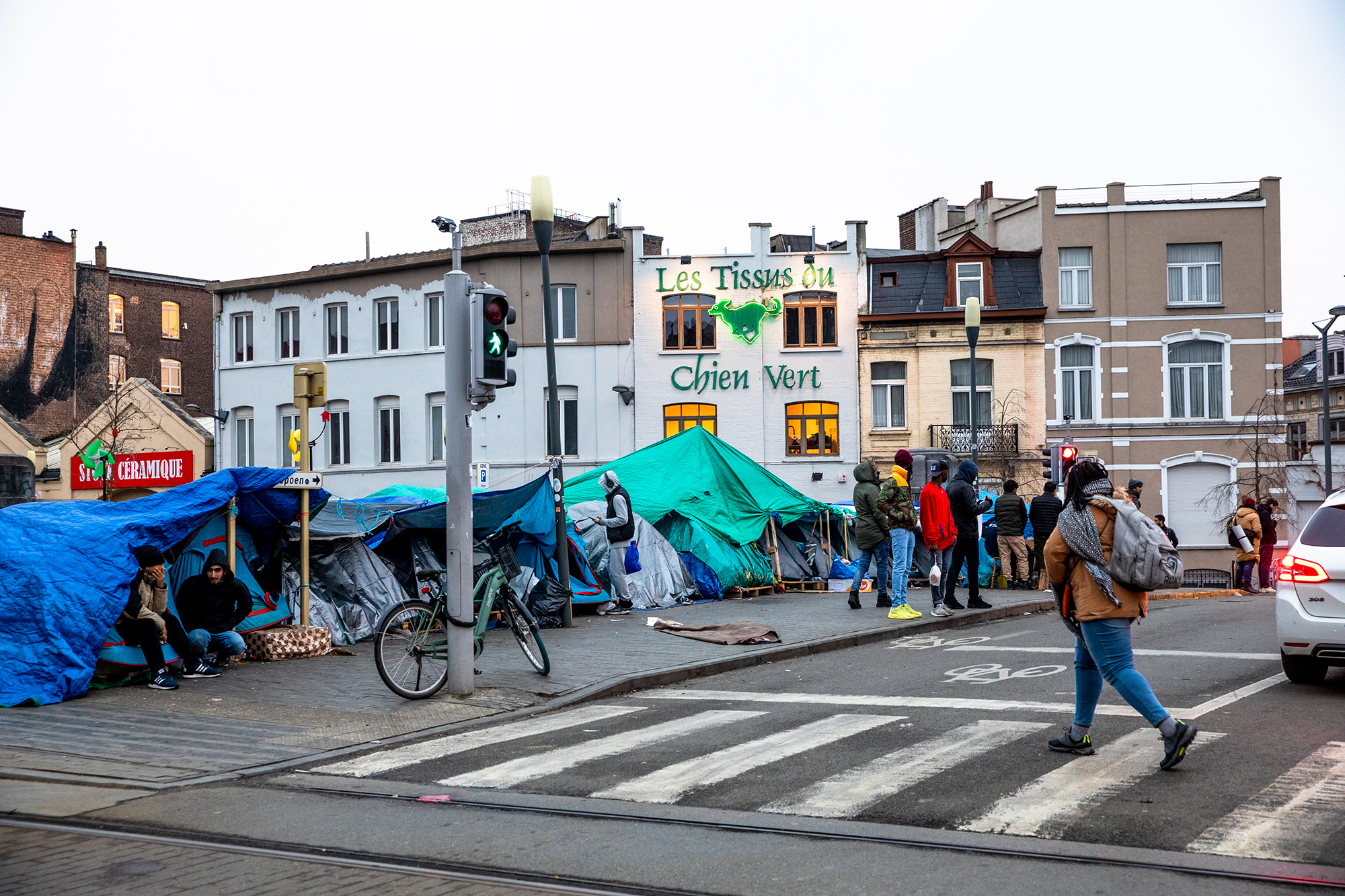 Das illegale Flüchtlingscamp aus Zelten und anderen improvisierten Unterkünften vor dem Asylzentrum Petit-Château (Bild: Hatim Kaghazt/Belga)