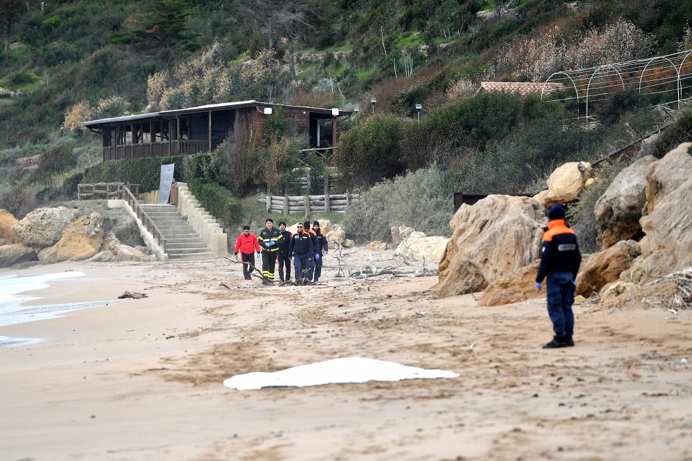 Rettungskräfte am Unglücksort (Bild: Alessandro Serrano/AFP)