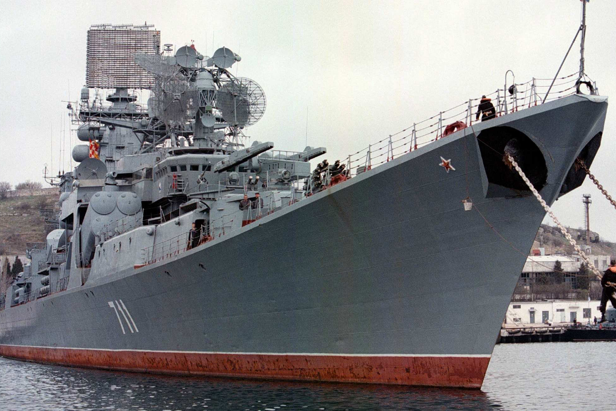 Russisches Kriegsschiff im Hafen von Sewastopol, der größten Stadt auf der ukrainischen Halbinsel Krim (Archivbild: Sergei Supinsky/EPA)