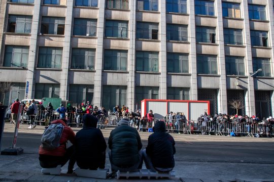 Am Dienstag wurde mit der Räumung des besetzten Gebäudes in Schaerbeek begonnen (Bild: Nicolas Maeterlinck/Belga)