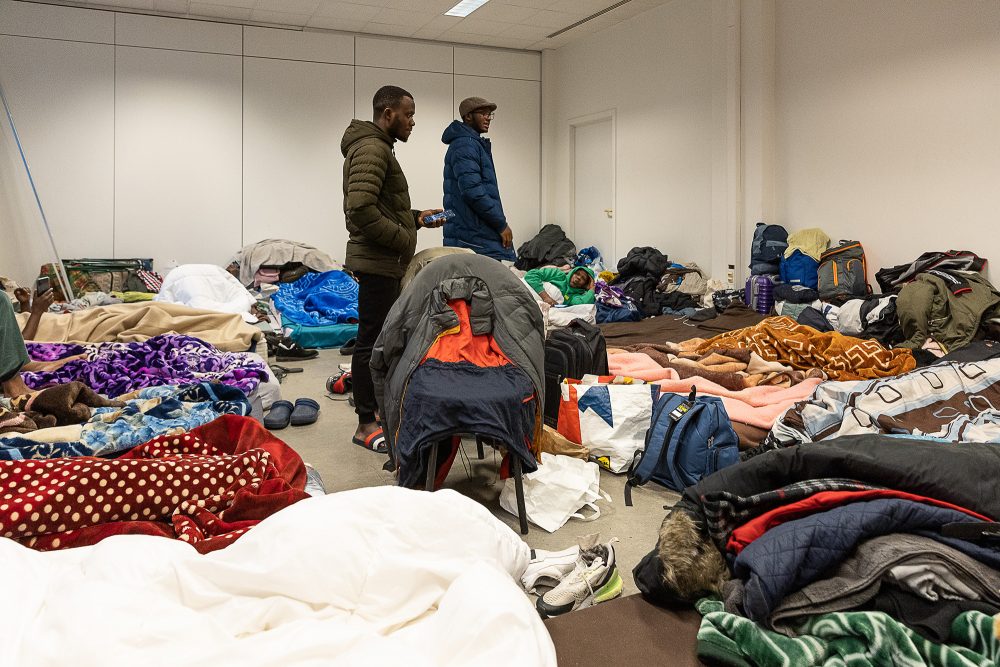 Das besetzte Haus in der Paleizenstraat - Rue des Paleis, in Schaerbeek wird seit mehreren Monaten von mehreren hundert Obdachlosen, Asylbewerbern und Menschen mit illegalem Aufenthalt besetzt (Bild: James Arthur Gekiere/Belga)