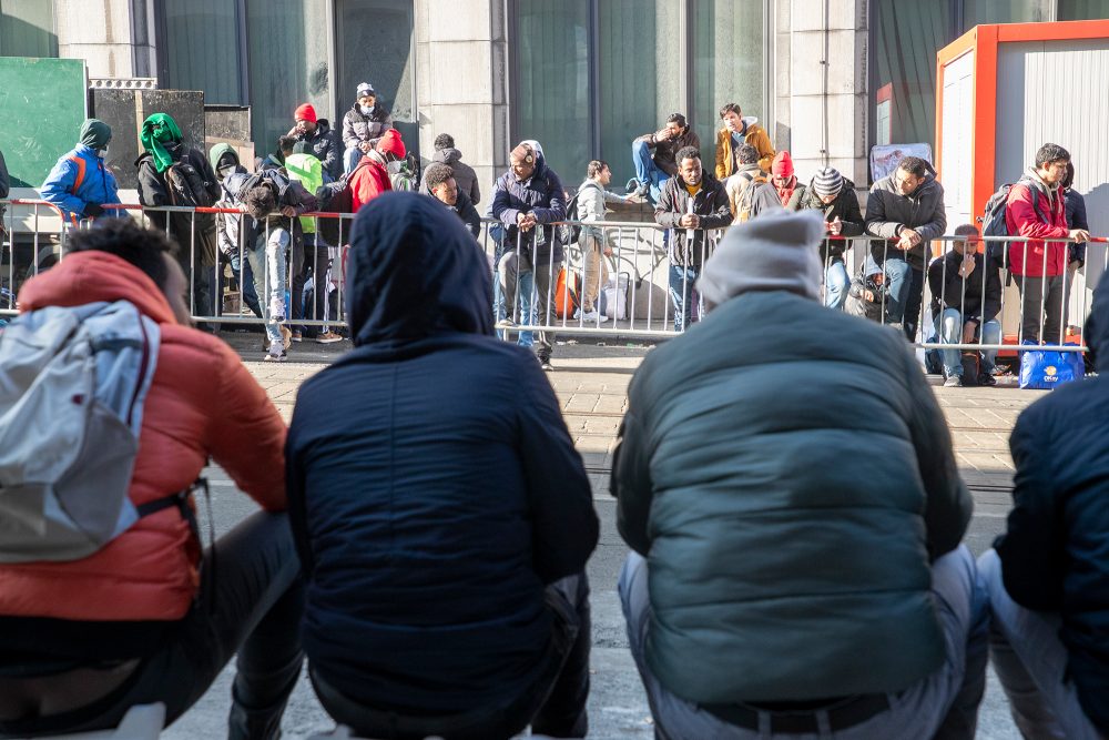 Am Dienstag wurde mit der Räumung des besetzten Gebäudes in Schaerbeek begonnen (Bild: Nicolas Maeterlinck/Belga)