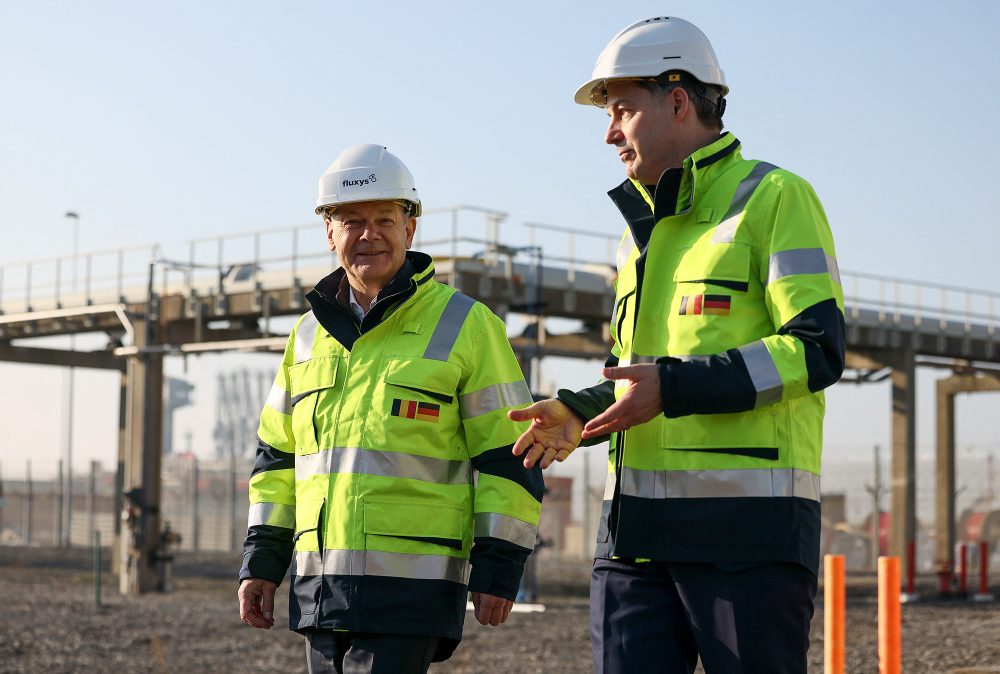 Bundeskanzler Olaf Scholz und Premierminister Alexander De Croo am Dienstag in Zeebrugge (Bild: Yves Herman/Pool/AFP)