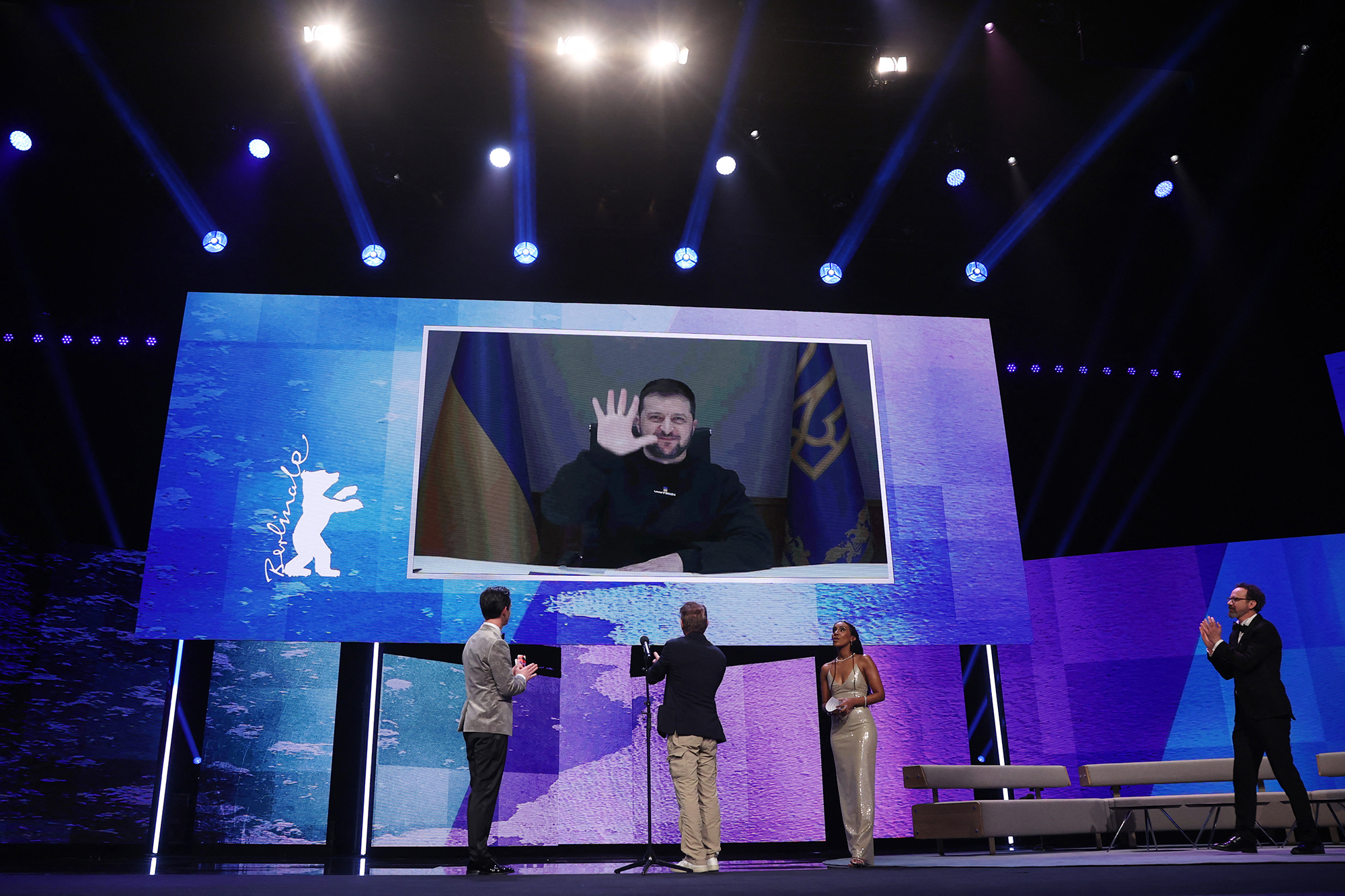 Ansprache des ukrainischen Präsidenten Selenskyj bei der Eröffnung der Berlinale (Bild: Ronny Hartmann/AFP)