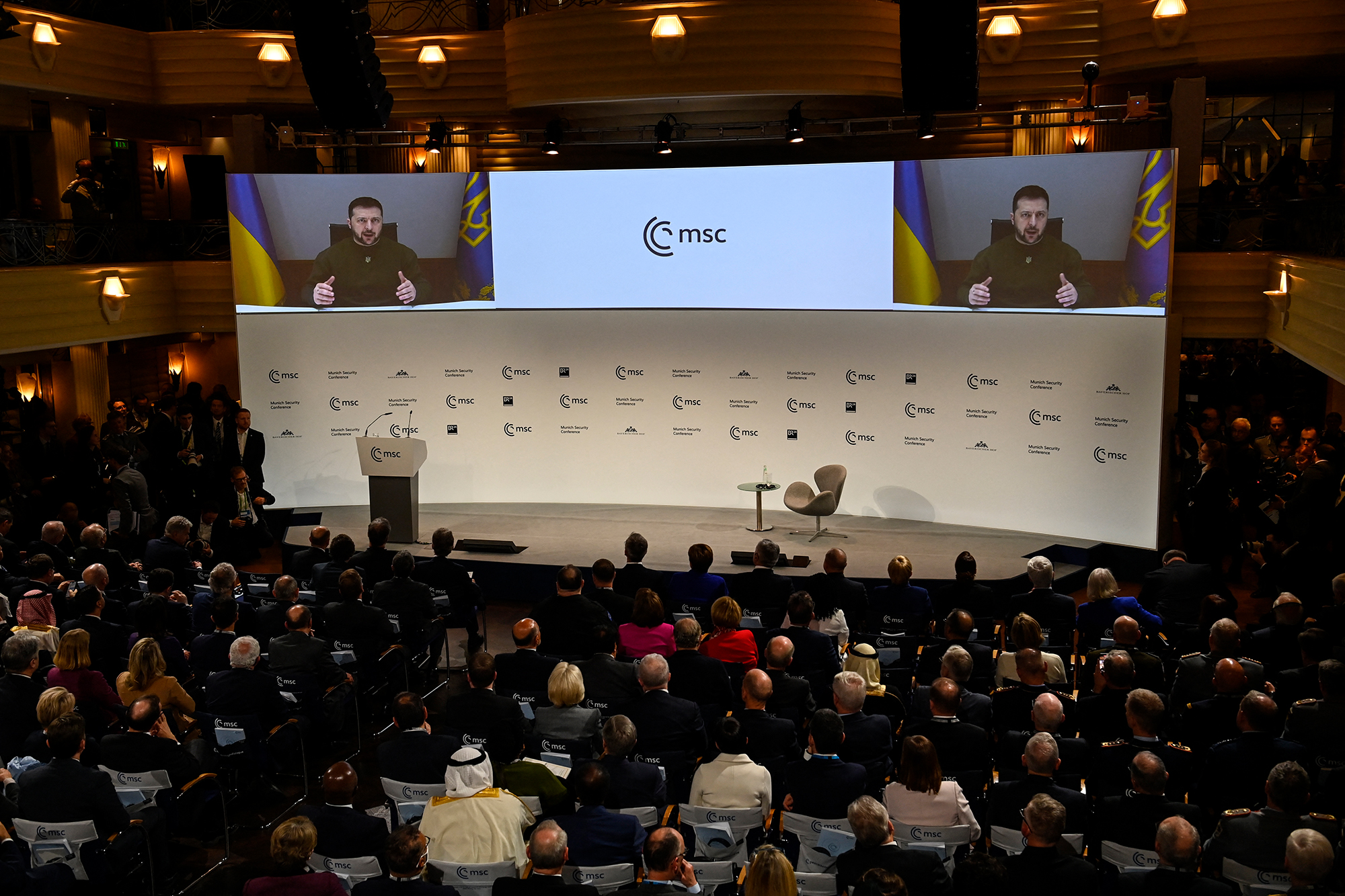 Der ukrainische Präsident Selenskyj spricht per Videoeinblendung auf der Münchner Sicherheitskonferenz (Bild: Thomas Kienzle/AFP)
