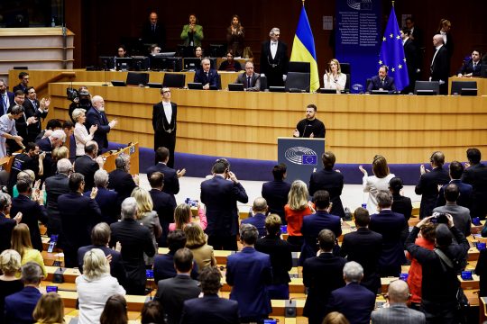 Wolodymyr Selenskyj im Europaparlament in Brüssel (Bild: Kenzo Tribouillard/AP)