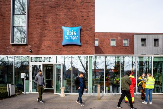 Das Hotel in Sint-Pieters-Leeuw, in dem Asylsuchende vorübergehend untergebracht wurden (Bild: Hatim Kaghat/Belga)