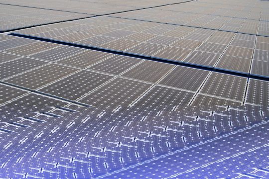 Solarkollektoren auf einem Dach (Illustrationsbild: Shepherd Zhou/EPA)