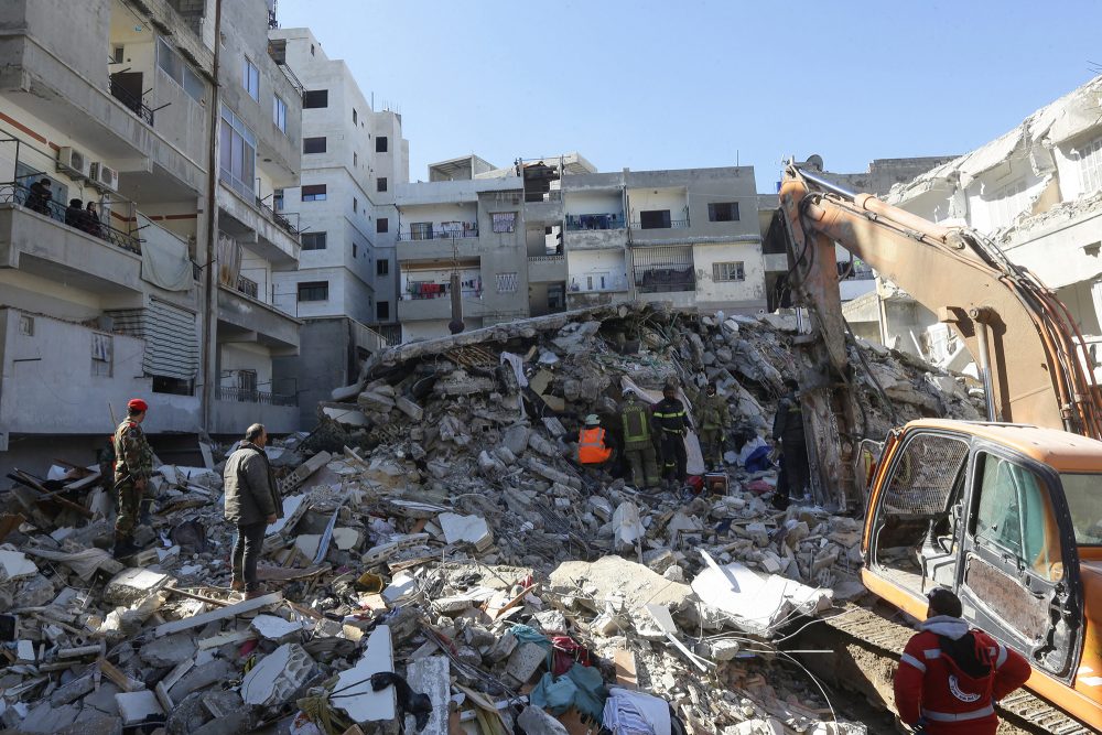 Die Rettungsarbeiten gehen weiter (Bild: Louai Beshara/AFP)