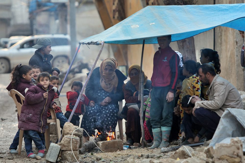 Syrische Familie in Dschindires wärmt sich an einer Feuerstelle (Bild: Bakr Alkasem/AFP)