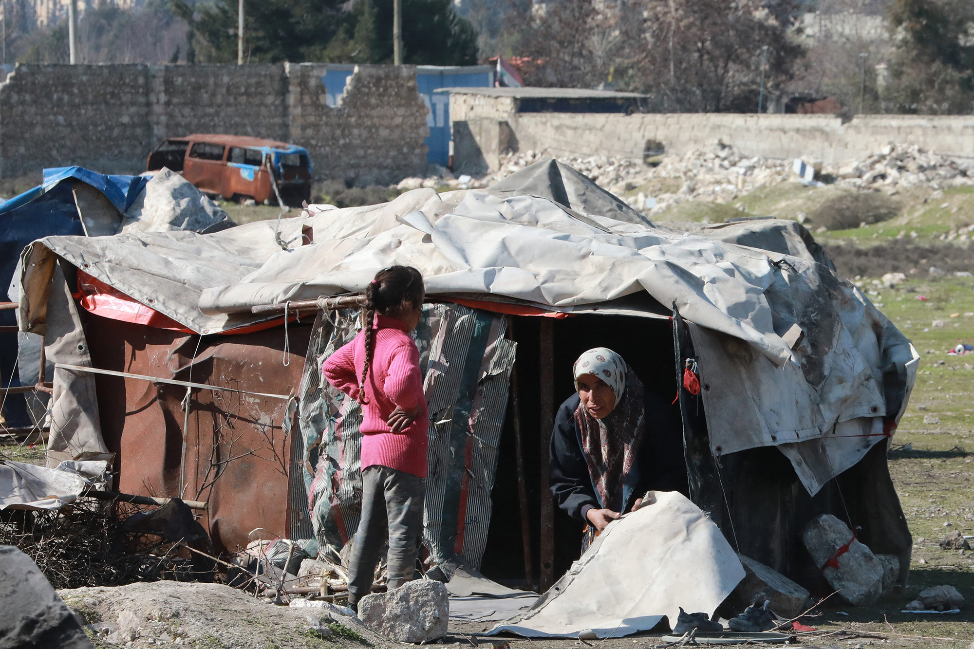 Syrische Familie in einer provisorischen Unterkunft nahe Aleppo