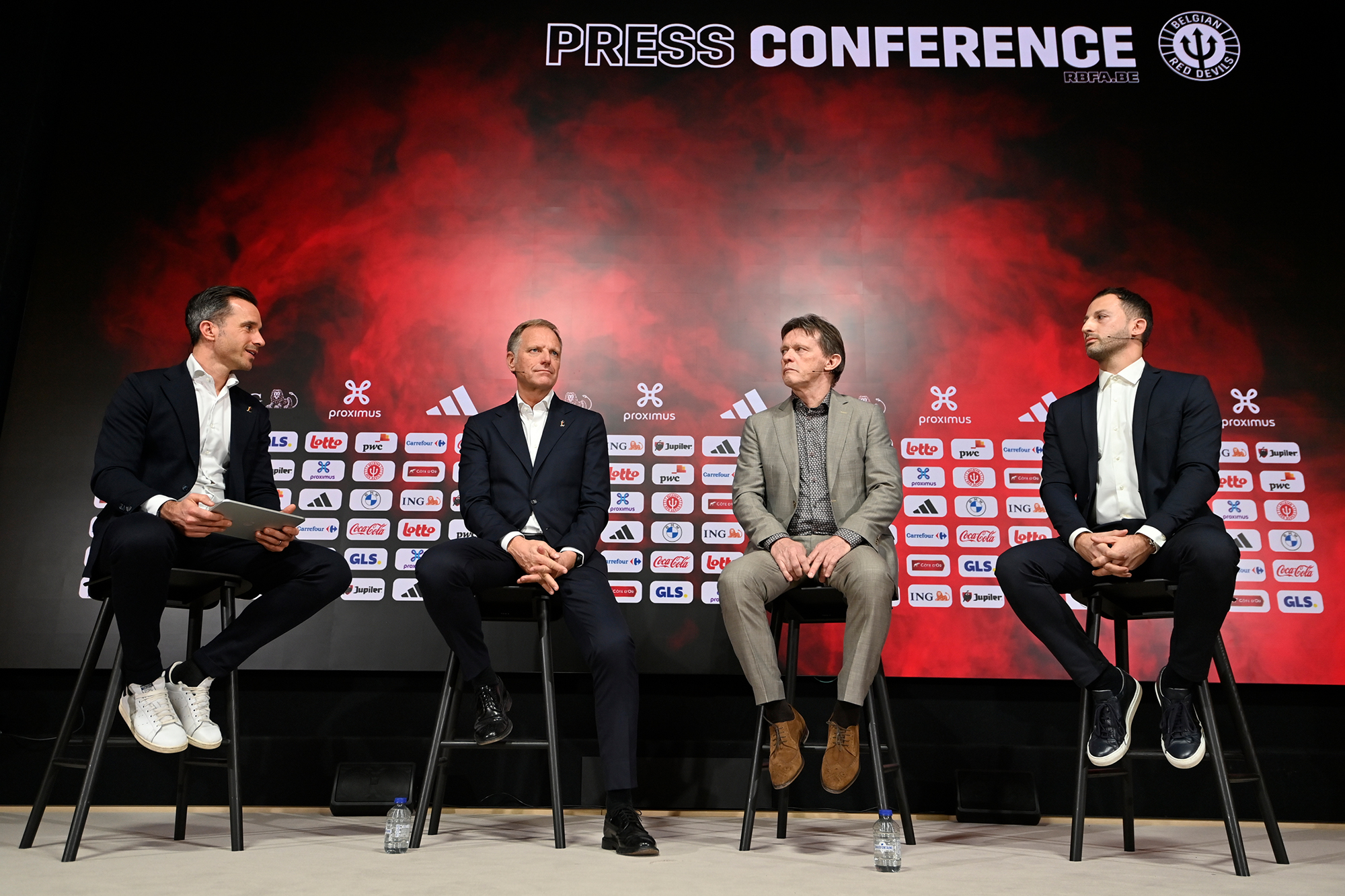 Pressekonferenz zur Vorstellung des neuen Rote-Teufel-Trainers: (vlnr) Manu Leroy, Peter Bossaert, Frank Vercauteren und Domenico Tedesco (Bild: Eric Lalmand/Belga)